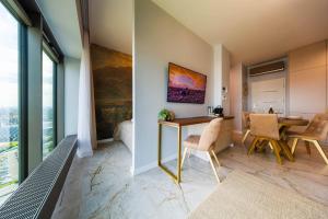 TV a/nebo společenská místnost v ubytování OLSZYNKI PARK 1- High-End Luxury Apartment with View, City Centre by StayNest