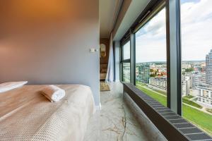 Postel nebo postele na pokoji v ubytování OLSZYNKI PARK 1- High-End Luxury Apartment with View, City Centre by StayNest