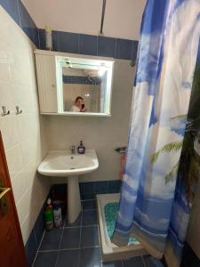 Bilik mandi di Apartment in Nea Skioni, Sofia +15 gambar