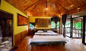 a bedroom with a large bed in a room at Thái Tâm homestay in Mai Chau