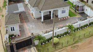 una vista aérea de una casa blanca en Vanora Shortlets, en Akobo