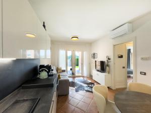 a kitchen and living room with a couch and a table at Ca' dei Vigneti in Colà di Lazise