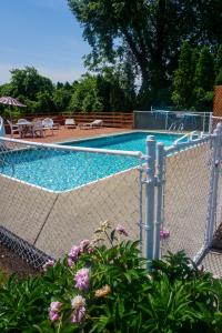 a chain link fence around a swimming pool at Cocoa Country Inn Hershey in Hershey