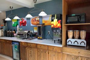 a coffee shop with a counter with a coffee machine at Quality Inn near Toms River Corporate Park in Manchester Township +28 photos