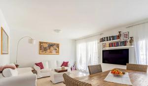 Una sala de estar con un sofá blanco y una mesa. en Diana Ocean DreamVentura, en Corralejo