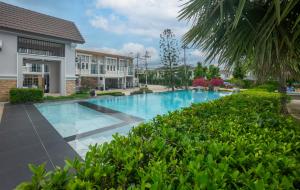 Bazén v ubytování Poolfront Family House 13 Guests Near Fashion Island nebo v jeho okolí