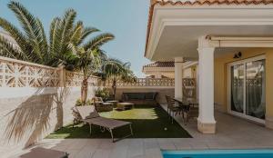 Un patio de una casa con una mesa y sillas. en Diana Ocean DreamVentura, en Corralejo