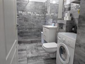 Koupelna v ubytování Déjà-Vu Old Town Apartment + 14 fotografií