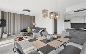 a living room with a table and a couch at Modernes Ferienhaus Mit Sauna 