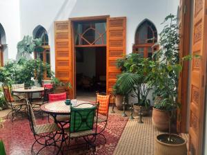 ラバトにあるRiad Dar Karimaのパティオ(テーブル、椅子、鉢植えの植物付)