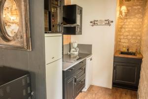 Η κουζίνα ή μικρή κουζίνα στο Gîte du Figuier du Saulce