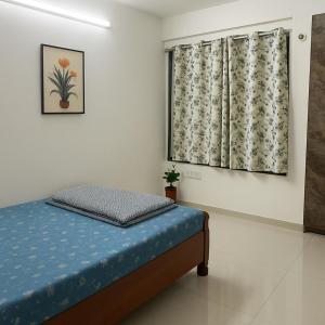 Ένα ή περισσότερα κρεβάτια σε δωμάτιο στο Luxebnb-2Bhk Apartment