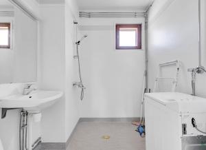 Cozy 2 Bedroom Apartment Near Santa Claus Village with space for 5 في روفانييمي: حمام أبيض مع حوض ومرحاض +12 صورة