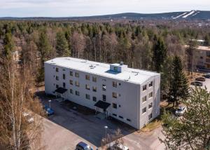 Cozy 2 Bedroom Apartment Near Santa Claus Village with space for 5 في روفانييمي: اطلالة علوية على مبنى مع موقف للسيارة