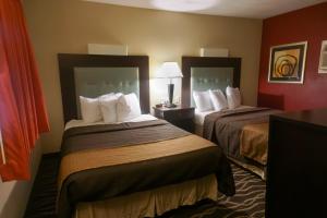 a hotel room with two beds in a room at Cocoa Country Inn Hershey in Hershey
