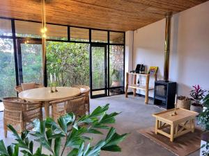 Una sala de estar con una mesa y algunas plantas. en Ntchisi Forest Lodge, 