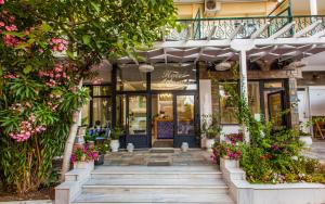 una tienda con flores delante en Hotel Atlantis, en Nea Kalikratia