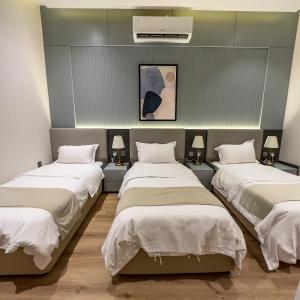 En eller flere senge i et værelse på Luxury Smart Apartment B12 + 42 billeder