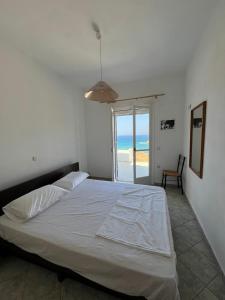 Ένα ή περισσότερα κρεβάτια σε δωμάτιο στο Akrotiri view house +3 φωτογραφίες