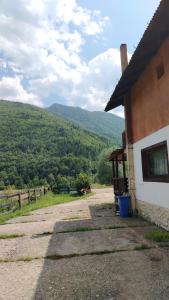 Nespecifikovaný výhled na hory nebo výhled na hory při pohledu z prázdninového domu