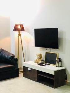 Et tv og/eller underholdning på Family Pearly Gates E-11 2BHK