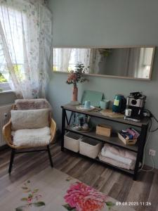 a room with a table and a chair and a mirror at gemütliches Einzelzimmer von Privat, frisch renoviert in Brake Zwei