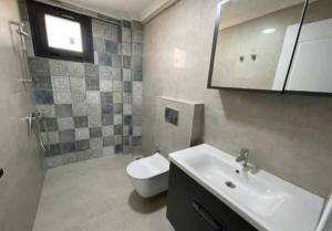 un baño con inodoro y lavabo en Lina Life, en Fethiye