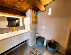 Un baño con lavabo, inodoro y espejo. en Rial Collection Luxury Suite, en Siracusa 19 fotos más