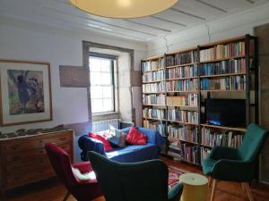 un soggiorno con librerie piene di libri di Mesao Provesende a Provesende