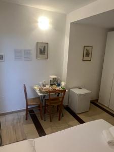 a small room with a table and chairs and a kitchen at I Tramonti del Salento in Gallipoli +28 photos