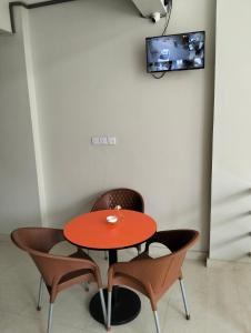 Cette chambre comprend une table et des chaises. dans l'établissement Prestige comforts, à Karachi