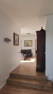 - un salon avec un canapé et un escalier dans l'établissement Villa entre viñas y mar, à Botarell