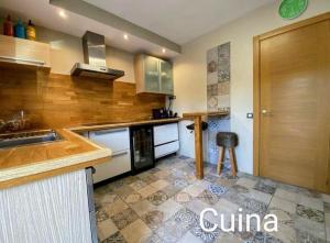 une cuisine avec un évier et un plan de travail dans l'établissement Villa entre viñas y mar, à Botarell