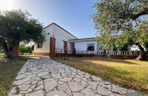 une maison avec un chemin en pierre devant elle dans l'établissement Villa entre viñas y mar, à Botarell