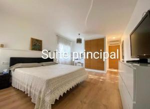 une chambre avec un lit et une télévision à écran plat dans l'établissement Villa entre viñas y mar, à Botarell