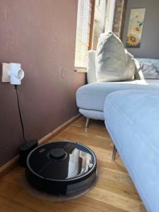 sala de estar con chimenea en el suelo en Casa Raya, en Varna