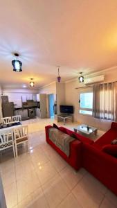 Una sala de estar con un sofá rojo y una mesa. en Nile diana luxor, en Luxor 193 fotos más