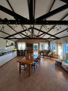 a large living room with a table and a kitchen at Solea Alcayna in La Alcayna