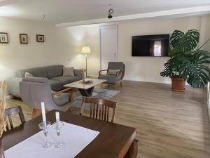 una sala de estar con un sofá y una mesa en Guest House Chalistavi, en Chalist'avi