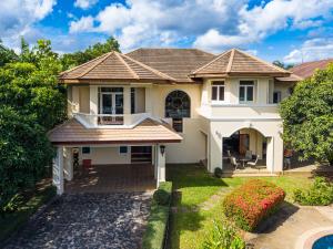 Φωτογραφία από το άλμπουμ του Sundrenched Oasis 7bed pool villa heart of Phuket σε Ban Thung Thong