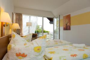 una camera da letto con due letti e una grande finestra di Hotel St Hubertus Wienrode a Wienrode