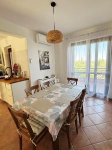 a kitchen and dining room with a table and chairs at Bellalisa Tuscany Appartement in Sarteano
