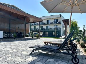 Oeşti-PămînteniCataleya House的带桌子和遮阳伞的露台