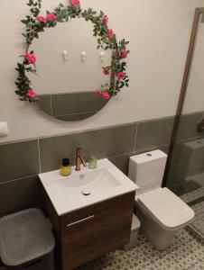 un bagno con lavandino, specchio e WC di Angel House a Nikiti