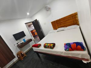 Ένα ή περισσότερα κρεβάτια σε δωμάτιο στο skyway rooms low price Ac&Non Ac rooms +37 φωτογραφίες