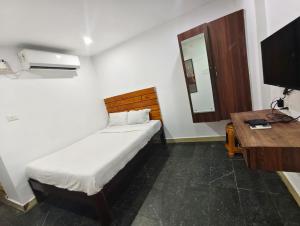 TV/trung tâm giải trí tại skyway Rooms near Indira Gandhi statue 3km rock beach 4km jipmer hospital +26 ảnh