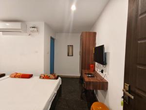 Μια τηλεόραση ή/και κέντρο ψυχαγωγίας στο skyway rooms low price Ac&Non Ac rooms