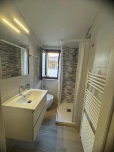 ein Badezimmer mit Waschbecken, Dusche und Toilette in der Unterkunft Appartamento due passi dal mare in Grottammare
