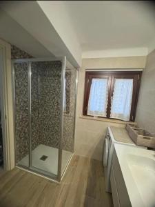 ein Badezimmer mit Dusche und Waschbecken in der Unterkunft Appartamento due passi dal mare in Grottammare + 6 Fotos