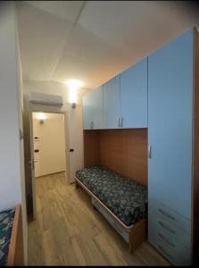 Kleines Zimmer mit einem Bett und einem Schrank in der Unterkunft Appartamento due passi dal mare in Grottammare